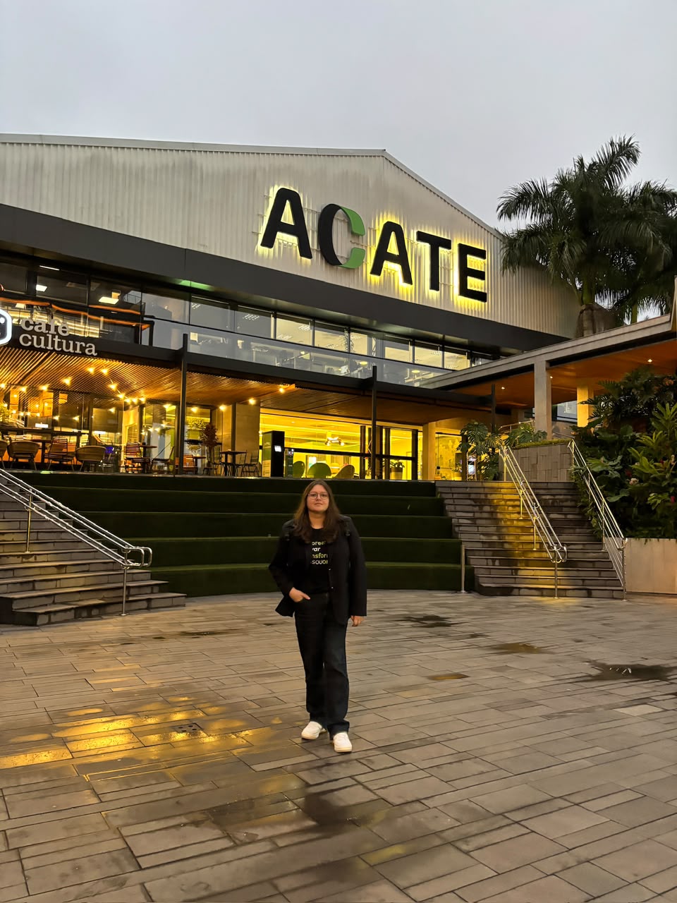 Aryana em frente ao centro de inovação da ACATE
